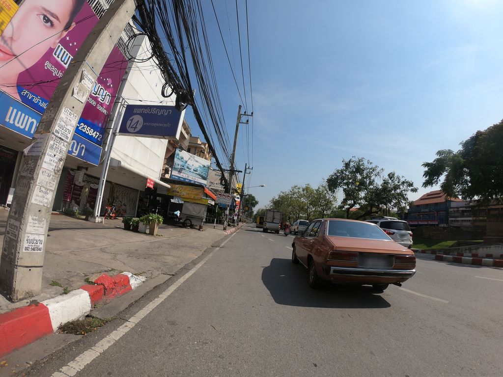 ภาพถนนตรงที่ แพทย์ปริญญา เชียงใหม่ ผลิตภัณฑ์และบริการ ตั้งอยู่ ถ่ายโดย chanuwath_grab พ.ศ. 2562 (2019) · A street-level view of where แพทย์ปริญญา เชียงใหม่ ผลิตภัณฑ์และบริการ · Phaet Prinya Chiang Mai Phlitphan Lae Brikan stands, by chanuwath_grab in 2562 (2019)