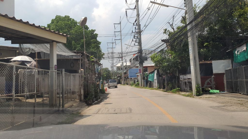 ภาพถนนตรงที่ ร้านแช่บนัว ส้มตำนครพนม สาขา 2 ตั้งอยู่ ถ่ายโดย jrcarlsen พ.ศ. 2565 (2022) · A street-level view of where ร้านแช่บนัว ส้มตำนครพนม สาขา 2 · Ran Chaep Nua Som Tam Nakhon Phanom Sakha 2 stands, by jrcarlsen in 2565 (2022)