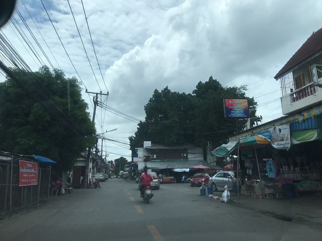 ภาพถนนตรงที่ ร้าน สุทธิพรตลาด กาดก้อม ชุดนักเรียน ตั้งอยู่ ถ่ายโดย prasert พ.ศ. 2561 (2018) · A street-level view of where ร้าน สุทธิพรตลาด กาดก้อม ชุดนักเรียน · Ran Sutthiphrotlat Kat Kom Chutnakrian stands, by prasert in 2561 (2018)