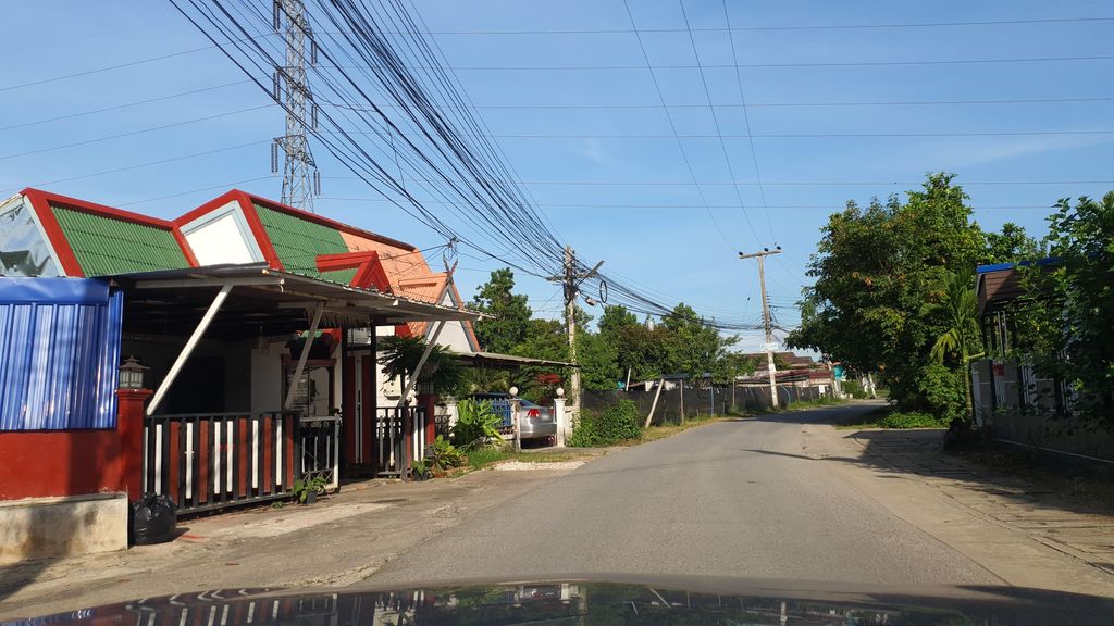 ภาพถนนตรงที่ Tex Mex Cafe' ตั้งอยู่ ถ่ายโดย jrcarlsen พ.ศ. 2564 (2021) · A street-level view of where Tex Mex Cafe' stands, by jrcarlsen in 2564 (2021)