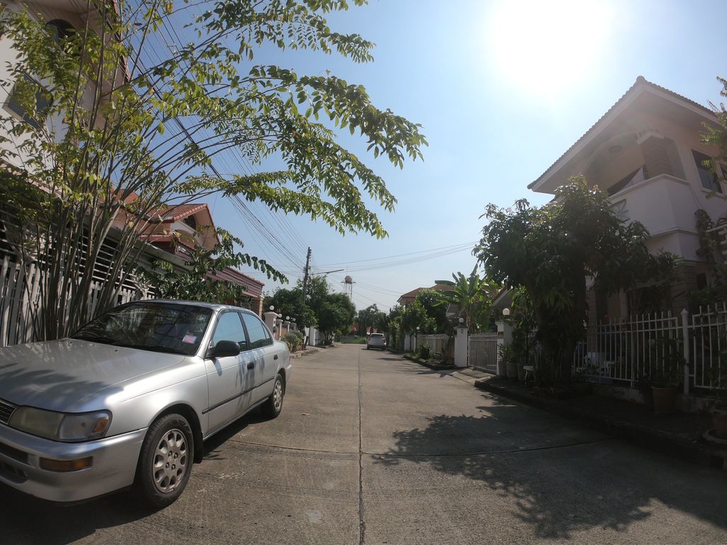 ภาพถนนตรงที่ BURAQ Beef  บูร็อค บีฟ ตั้งอยู่ ถ่ายโดย chanuwath_grab พ.ศ. 2562 (2019) · A street-level view of where BURAQ Beef  บูร็อค บีฟ stands, by chanuwath_grab in 2562 (2019)