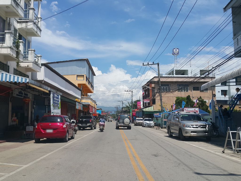 ภาพถนนตรงที่ ครัวคุณพี ตั้งอยู่ ถ่ายโดย jrcarlsen พ.ศ. 2558 (2015) · A street-level view of where ครัวคุณพี · Khruakhunphi stands, by jrcarlsen in 2558 (2015)