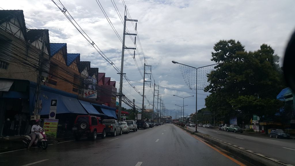 ภาพถนนตรงที่ กาเเฟหัวมุม ตั้งอยู่ ถ่ายโดย jrcarlsen พ.ศ. 2559 (2016) · A street-level view of where กาเเฟหัวมุม · Kafehuamum stands, by jrcarlsen in 2559 (2016)