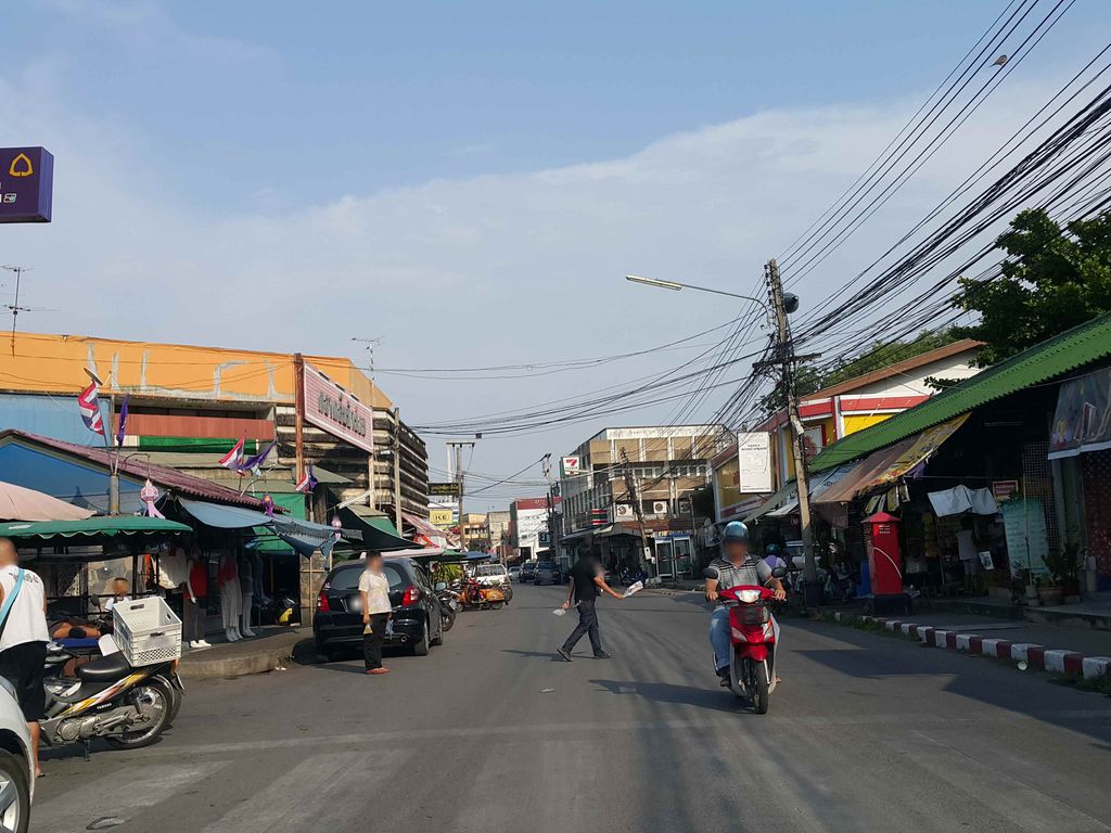ภาพถนนตรงที่ ร้านขายยาประเสริฐเภสัช ตั้งอยู่ ถ่ายโดย jrcarlsen พ.ศ. 2558 (2015) · A street-level view of where ร้านขายยาประเสริฐเภสัช · Prasoet Phesat Pharmacy stands, by jrcarlsen in 2558 (2015)