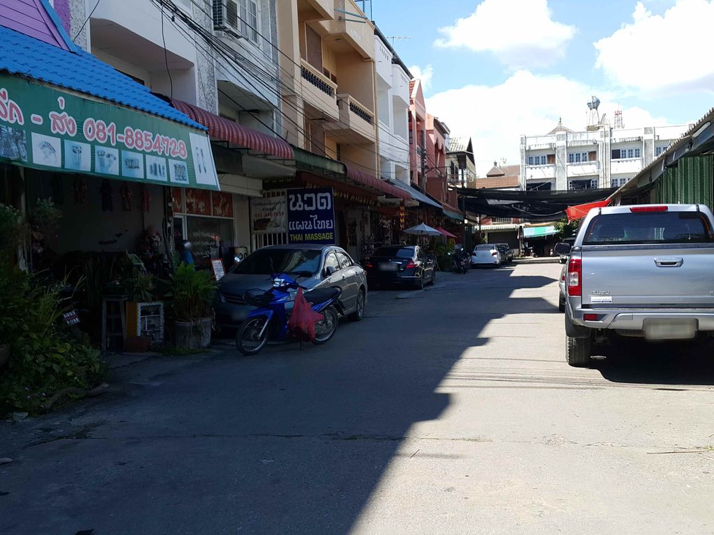 ภาพถนนตรงที่ MouthMoy Coffee ตั้งอยู่ ถ่ายโดย jrcarlsen พ.ศ. 2558 (2015) · A street-level view of where MouthMoy Coffee stands, by jrcarlsen in 2558 (2015)