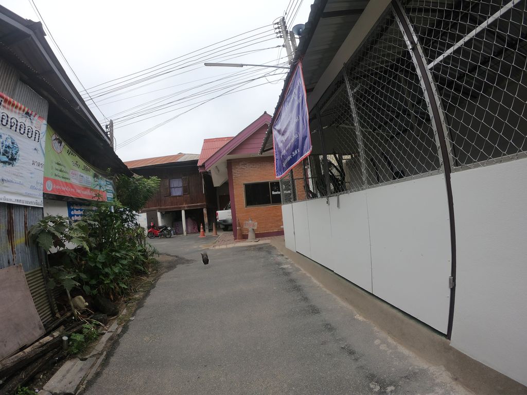 ภาพถนนตรงที่ OYO 799 Pudsadee Hotel ตั้งอยู่ ถ่ายโดย chanuwath_grab พ.ศ. 2562 (2019) · A street-level view of where OYO 799 Pudsadee Hotel stands, by chanuwath_grab in 2562 (2019)