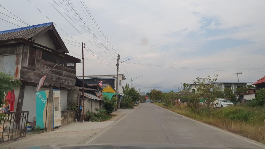 ภาพถนนตรงที่ Mini Room ตั้งอยู่ ถ่ายโดย jrcarlsen พ.ศ. 2565 (2022) · A street-level view of where Mini Room stands, by jrcarlsen in 2565 (2022)