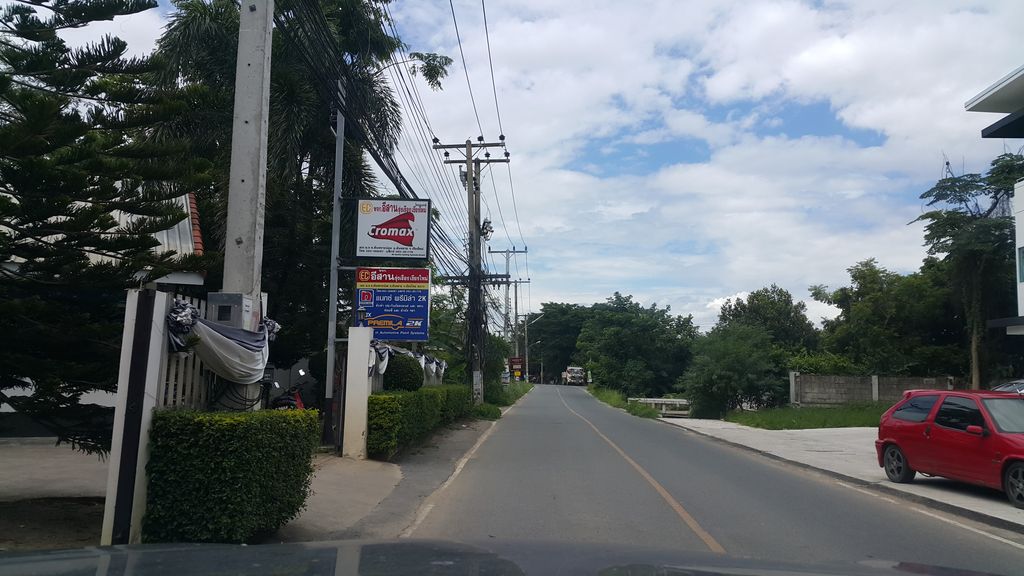 ภาพถนนตรงที่ อู่อีสานบอดี้กรุ๊ปเชียงใหม่ ตั้งอยู่ ถ่ายโดย jrcarlsen พ.ศ. 2560 (2017) · A street-level view of where อู่อีสานบอดี้กรุ๊ปเชียงใหม่ · U Isan Bodi Group Chiang Mai stands, by jrcarlsen in 2560 (2017)