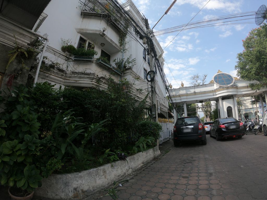 ภาพถนนตรงที่ Chiang Mai Chinese Church ตั้งอยู่ ถ่ายโดย chanuwath_grab พ.ศ. 2562 (2019) · A street-level view of where Chiang Mai Chinese Church stands, by chanuwath_grab in 2562 (2019)