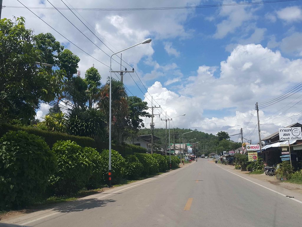 ภาพถนนตรงที่ ลานทรายโป่งแยง ตั้งอยู่ ถ่ายโดย jrcarlsen พ.ศ. 2558 (2015) · A street-level view of where ลานทรายโป่งแยง · Lan Sai Pong Yaeng stands, by jrcarlsen in 2558 (2015)