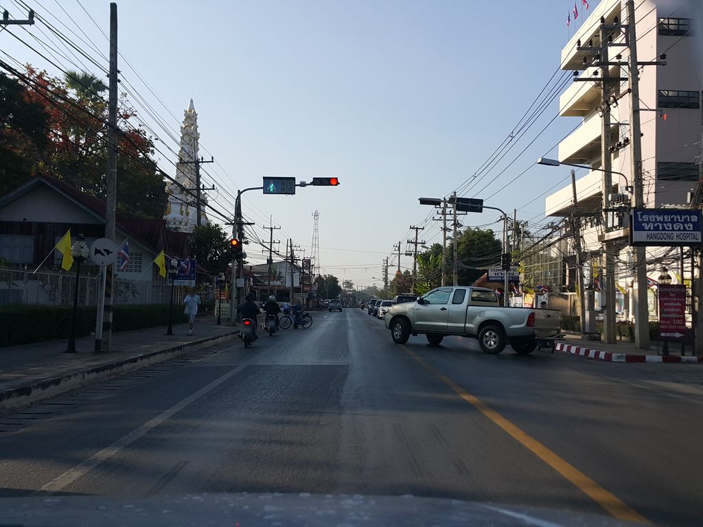 ภาพถนนตรงที่ LaundryBar โรงพยาบาลหางดง ตั้งอยู่ ถ่ายโดย jrcarlsen พ.ศ. 2558 (2015) · A street-level view of where LaundryBar โรงพยาบาลหางดง stands, by jrcarlsen in 2558 (2015)