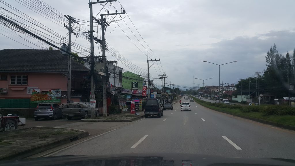 ภาพถนนตรงที่ รถบ้านคุณบอยเชียงใหม่ ตั้งอยู่ ถ่ายโดย jrcarlsen พ.ศ. 2561 (2018) · A street-level view of where รถบ้านคุณบอยเชียงใหม่ · Rot Ban Khun Boi Chiang Mai stands, by jrcarlsen in 2561 (2018)