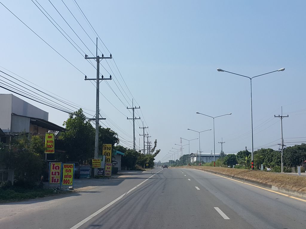 ภาพถนนตรงที่ สราวุฒิ การโลหะและวัสดุ ตั้งอยู่ ถ่ายโดย jrcarlsen พ.ศ. 2558 (2015) · A street-level view of where สราวุฒิ การโลหะและวัสดุ · Saothi Kan Loha Lae Watdu stands, by jrcarlsen in 2558 (2015)