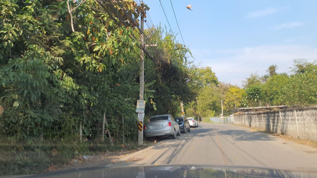 ภาพถนนตรงที่ Slowbeer CNX ตั้งอยู่ ถ่ายโดย jrcarlsen พ.ศ. 2565 (2022) · A street-level view of where Slowbeer CNX stands, by jrcarlsen in 2565 (2022)
