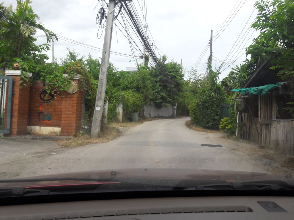 ภาพถนนตรงที่ JG Garage Chiangmai ตั้งอยู่ ถ่ายโดย ratchaphat พ.ศ. 2561 (2018) · A street-level view of where JG Garage Chiangmai stands, by ratchaphat in 2561 (2018)