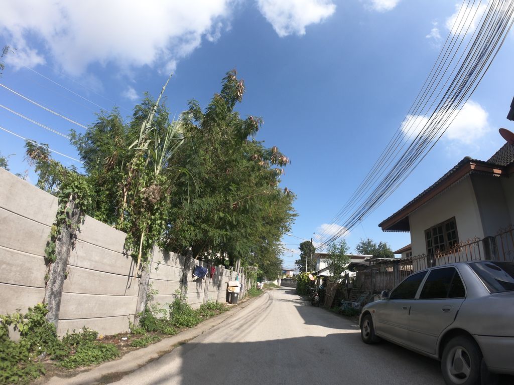 ภาพถนนตรงที่ ร้านลาบป้าศรี ตั้งอยู่ ถ่ายโดย chanuwath_grab พ.ศ. 2562 (2019) · A street-level view of where ร้านลาบป้าศรี · Ran Lap Pasi stands, by chanuwath_grab in 2562 (2019)
