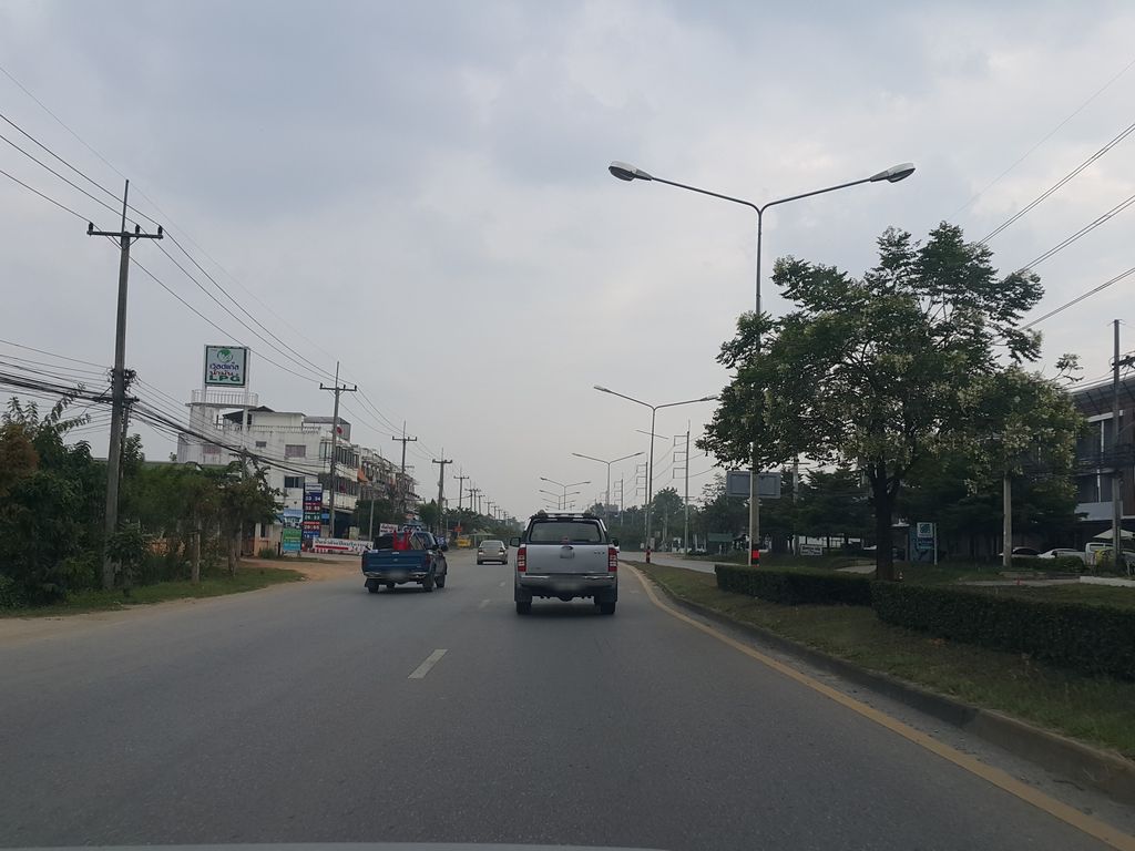 ภาพถนนตรงที่ ทรูดีออโต้พาร์ท ตั้งอยู่ ถ่ายโดย jrcarlsen พ.ศ. 2558 (2015) · A street-level view of where ทรูดีออโต้พาร์ท · Su Di Auto Phat stands, by jrcarlsen in 2558 (2015)