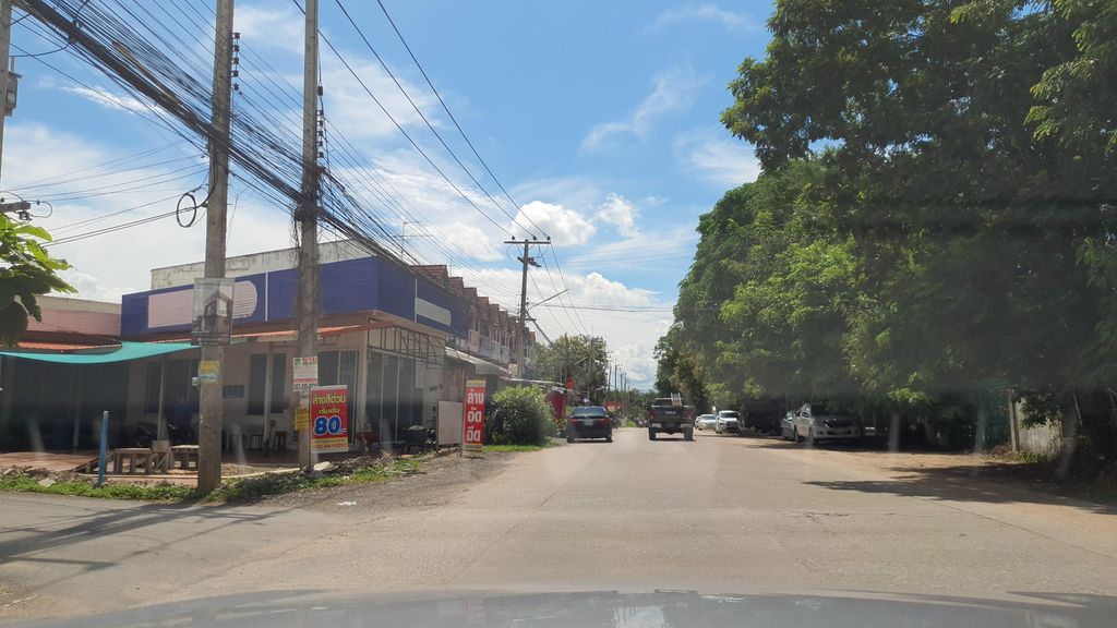 ภาพถนนตรงที่ ภูมิศิลป์กาแฟสด ตั้งอยู่ ถ่ายโดย jrcarlsen พ.ศ. 2564 (2021) · A street-level view of where ภูมิศิลป์กาแฟสด · Phum Sin Kafaetda stands, by jrcarlsen in 2564 (2021)