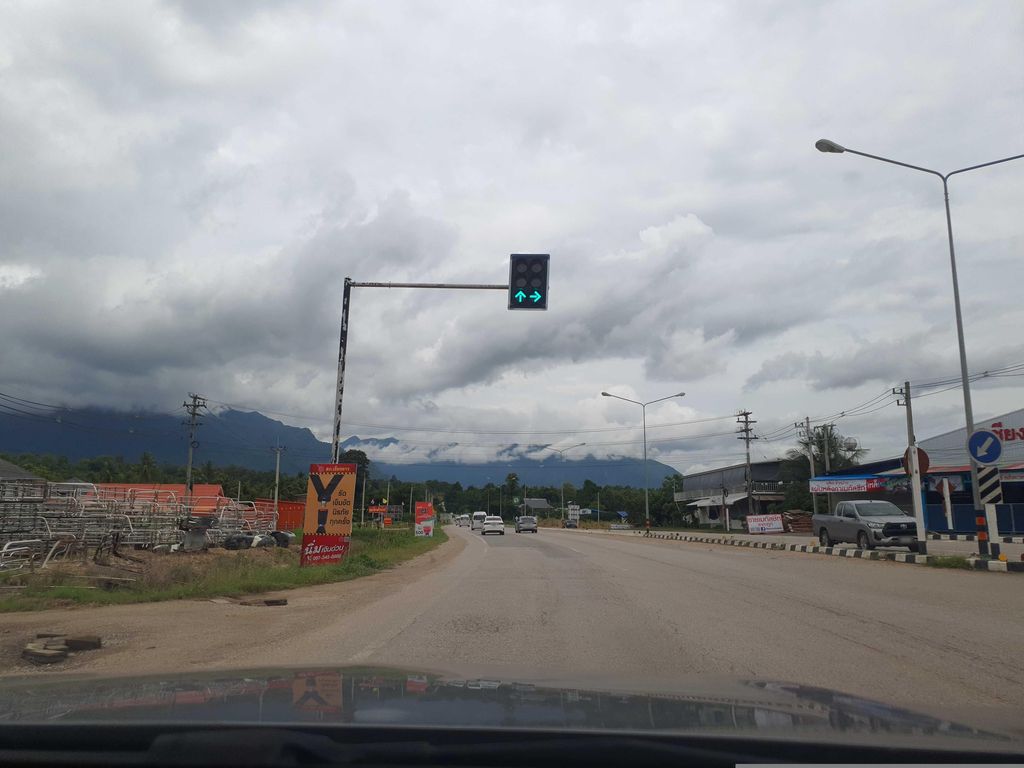 ภาพถนนตรงที่ ศรีสวัสดิ์ประดับยนต์ ตั้งอยู่ ถ่ายโดย jrcarlsen พ.ศ. 2566 (2023) · A street-level view of where ศรีสวัสดิ์ประดับยนต์ · Sitwat Pradapyon stands, by jrcarlsen in 2566 (2023)