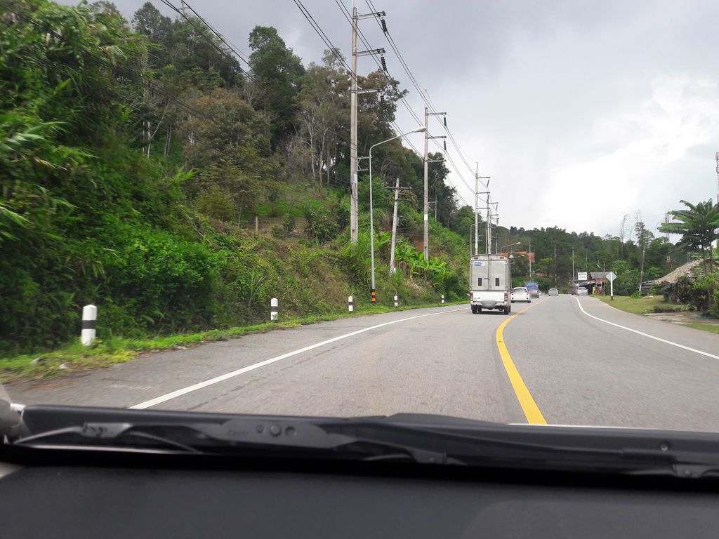 ภาพถนนตรงที่ Roadview farm ตั้งอยู่ ถ่ายโดย jirayoot พ.ศ. 2561 (2018) · A street-level view of where Roadview farm stands, by jirayoot in 2561 (2018)