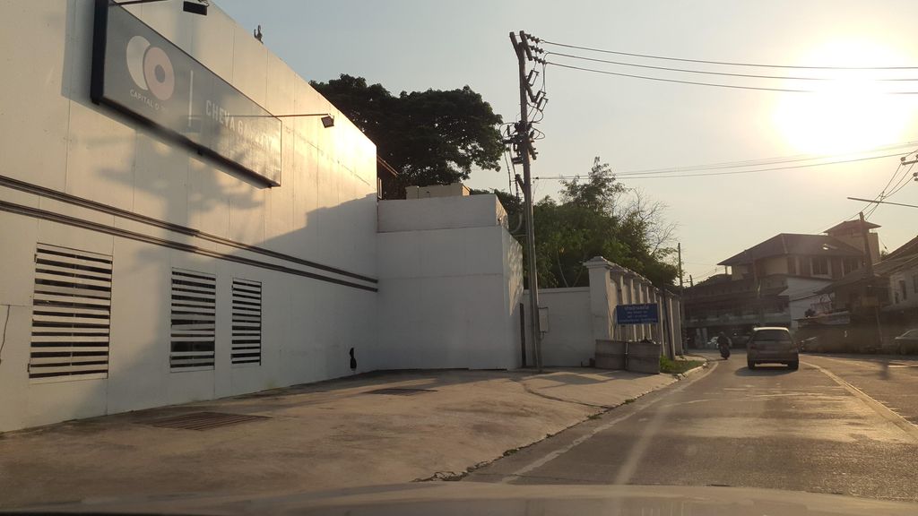 ภาพถนนตรงที่ Xxx ตั้งอยู่ ถ่ายโดย jrcarlsen พ.ศ. 2564 (2021) · A street-level view of where Xxx stands, by jrcarlsen in 2564 (2021)