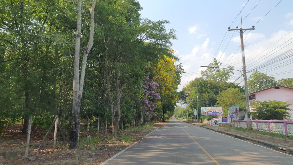 ภาพถนนตรงที่ สถานีอนามัยน้ำบ่อหลวง ตั้งอยู่ ถ่ายโดย jrcarlsen พ.ศ. 2565 (2022) · A street-level view of where สถานีอนามัยน้ำบ่อหลวง · Nam Bo Luang Health station stands, by jrcarlsen in 2565 (2022)
