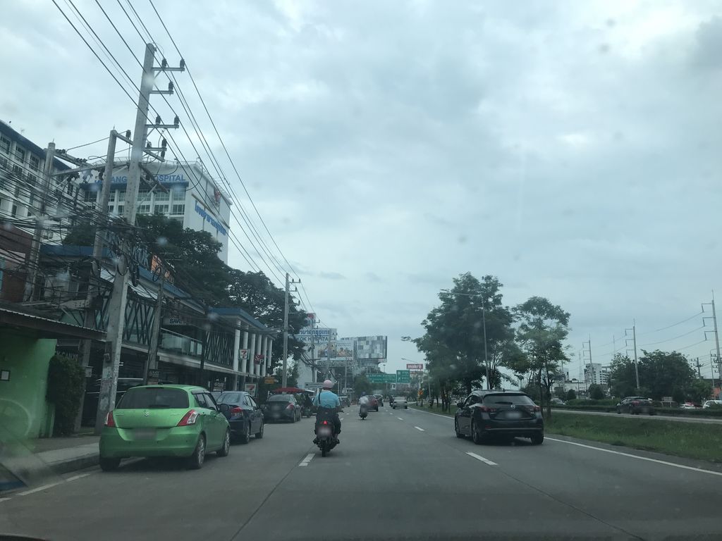 ภาพถนนตรงที่ บ้านป้าแอลุงโอ BY Beloved Cake Shop ตั้งอยู่ ถ่ายโดย prasert พ.ศ. 2561 (2018) · A street-level view of where บ้านป้าแอลุงโอ BY Beloved Cake Shop stands, by prasert in 2561 (2018)