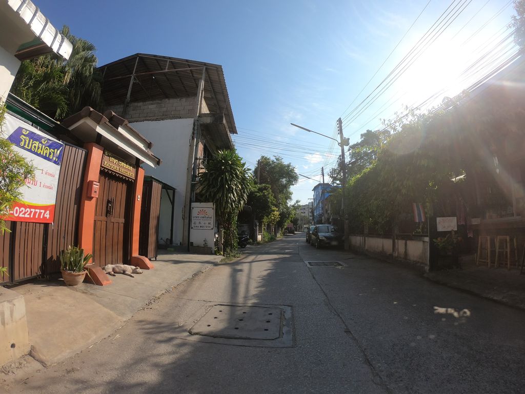 ภาพถนนตรงที่ ร้านบ้านปู่ ตั้งอยู่ ถ่ายโดย chanuwath_grab พ.ศ. 2562 (2019) · A street-level view of where ร้านบ้านปู่ · Ran Ban Pu stands, by chanuwath_grab in 2562 (2019)