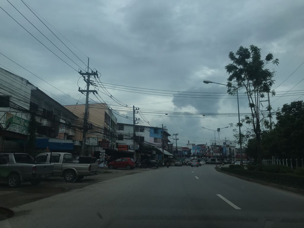ภาพถนนตรงที่ แจ่วฮ้อนแม่โจ้ ตั้งอยู่ ถ่ายโดย prasert พ.ศ. 2561 (2018) · A street-level view of where แจ่วฮ้อนแม่โจ้ · Chaeohon Mae Jo stands, by prasert in 2561 (2018)