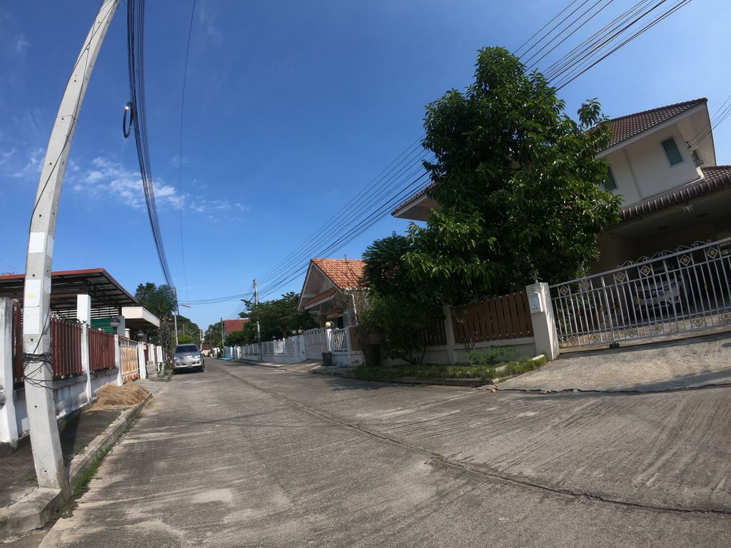 ภาพถนนตรงที่ โรงเรียนชุมชนกิ่วแลหลวง ตั้งอยู่ ถ่ายโดย chanuwath_grab พ.ศ. 2562 (2019) · A street-level view of where โรงเรียนชุมชนกิ่วแลหลวง · Chumchon Kiolaeluang School stands, by chanuwath_grab in 2562 (2019)