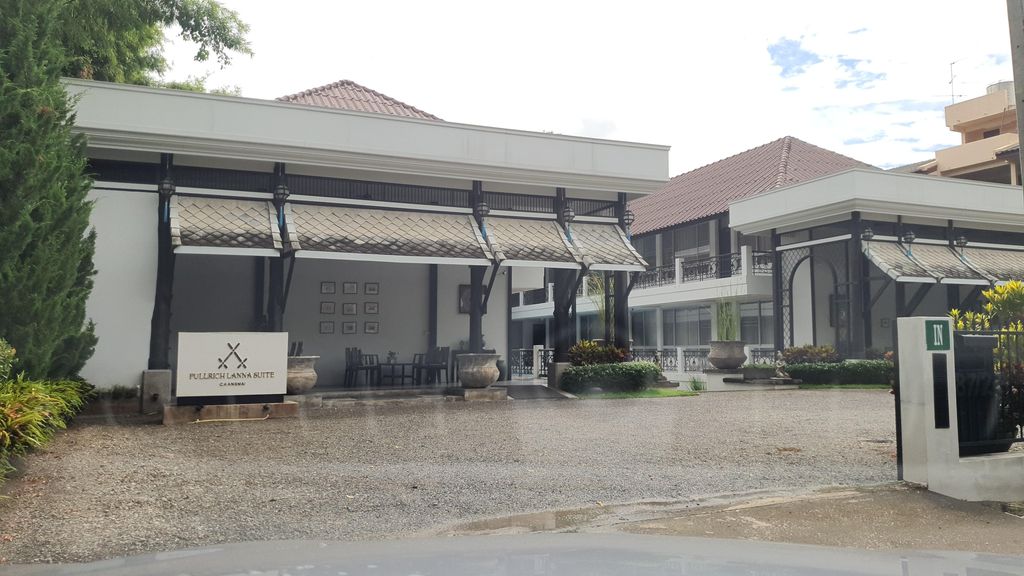 ภาพถนนตรงที่ The Wandering Moon Theatre ตั้งอยู่ ถ่ายโดย jrcarlsen พ.ศ. 2564 (2021) · A street-level view of where The Wandering Moon Theatre stands, by jrcarlsen in 2564 (2021)