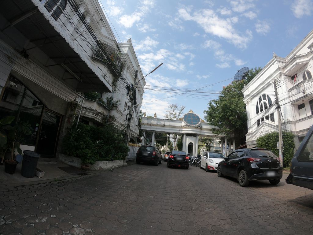 ภาพถนนตรงที่ ตัดสูทเชียงใหม่ ตั้งอยู่ ถ่ายโดย chanuwath_grab พ.ศ. 2562 (2019) · A street-level view of where ตัดสูทเชียงใหม่ · Tat Suite Chiang Mai stands, by chanuwath_grab in 2562 (2019)