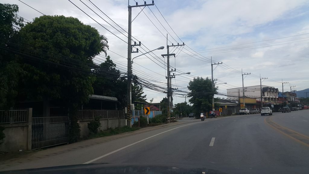 ภาพถนนตรงที่ แม่ริมซักแห้ง ตั้งอยู่ ถ่ายโดย jrcarlsen พ.ศ. 2560 (2017) · A street-level view of where แม่ริมซักแห้ง · Mae Rim Sakhaeng stands, by jrcarlsen in 2560 (2017)