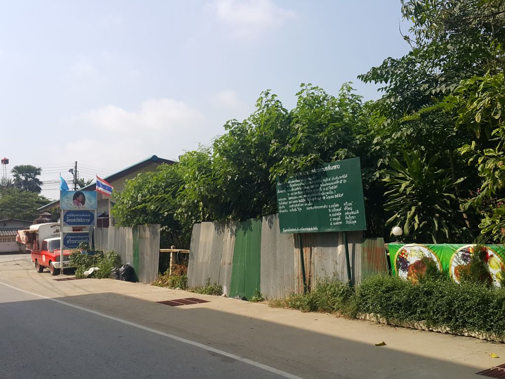 ภาพถนนตรงที่ สเต็กเมืองลิง ตั้งอยู่ ถ่ายโดย jrcarlsen พ.ศ. 2558 (2015) · A street-level view of where สเต็กเมืองลิง · Steak Mueang Ling stands, by jrcarlsen in 2558 (2015)