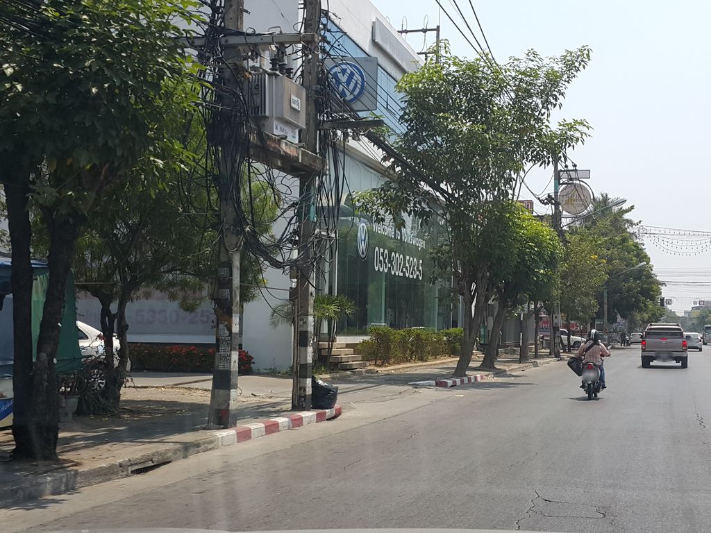 ภาพถนนตรงที่ Siam Nissan นิสสัน เจริญเมือง ตั้งอยู่ ถ่ายโดย jrcarlsen พ.ศ. 2559 (2016) · A street-level view of where Siam Nissan นิสสัน เจริญเมือง stands, by jrcarlsen in 2559 (2016)