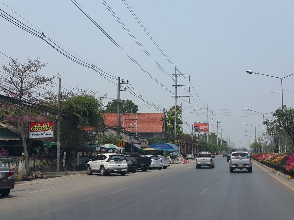 ภาพถนนตรงที่ ร้านลาบแม่โจ้ (เจ้าเก่า) ตั้งอยู่ ถ่ายโดย jrcarlsen พ.ศ. 2559 (2016) · A street-level view of where ร้านลาบแม่โจ้ (เจ้าเก่า) · Ran Lapmaecho (chaokao) stands, by jrcarlsen in 2559 (2016)