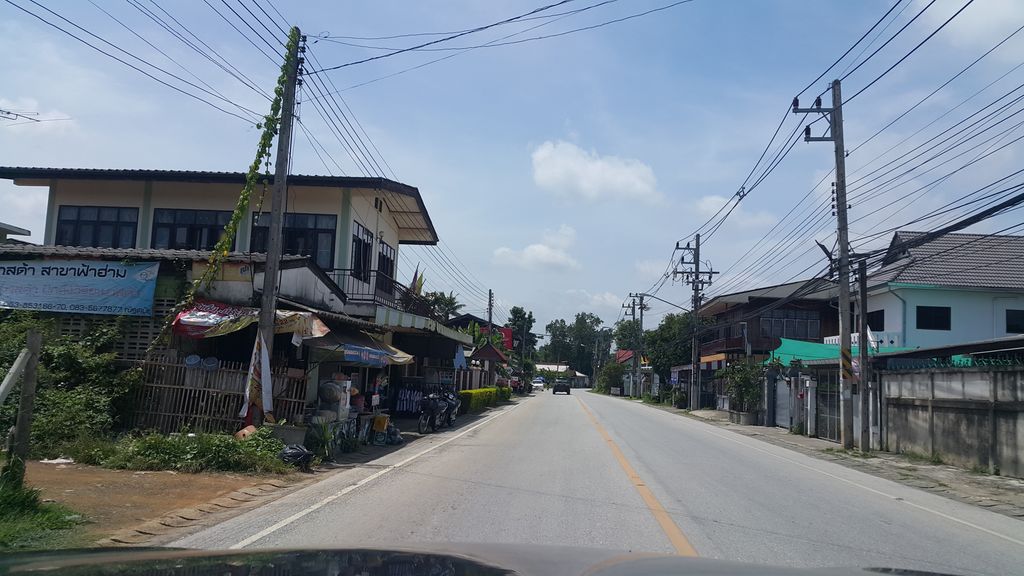 ภาพถนนตรงที่ Maeka Coffee ตั้งอยู่ ถ่ายโดย jrcarlsen พ.ศ. 2559 (2016) · A street-level view of where Maeka Coffee stands, by jrcarlsen in 2559 (2016)