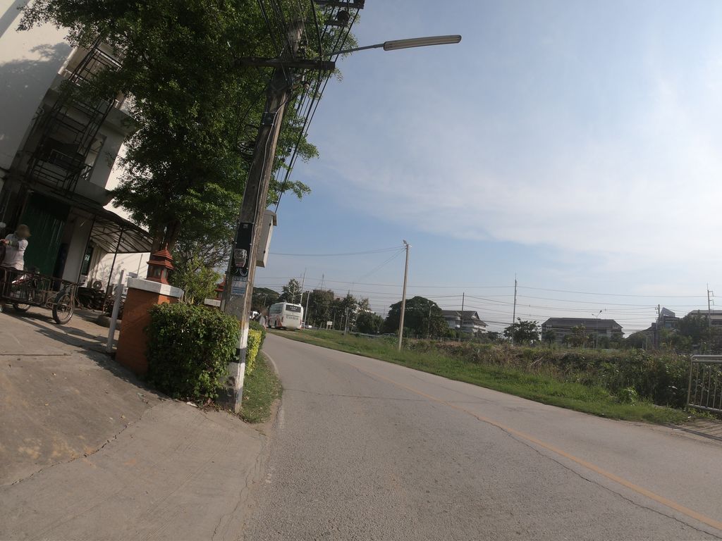 ภาพถนนตรงที่ โรงแรมพูนเพชร ตั้งอยู่ ถ่ายโดย chanuwath_grab พ.ศ. 2562 (2019) · A street-level view of where โรงแรมพูนเพชร · Phun Phet Hotel stands, by chanuwath_grab in 2562 (2019)