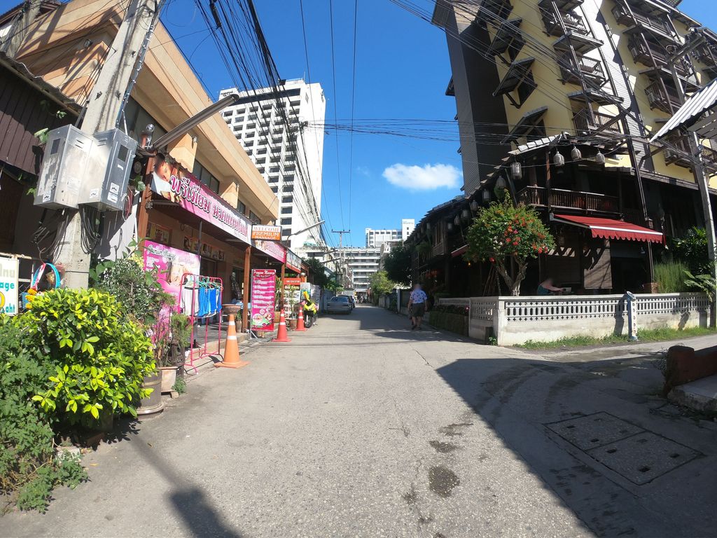ภาพถนนตรงที่ CMHT Chiang Mai Hub Tour ตั้งอยู่ ถ่ายโดย chanuwath_grab พ.ศ. 2562 (2019) · A street-level view of where CMHT Chiang Mai Hub Tour stands, by chanuwath_grab in 2562 (2019)