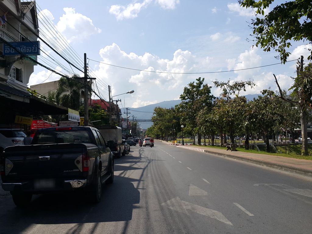 ภาพถนนตรงที่ พ้ง หัวปลาหม้อไฟ ตั้งอยู่ ถ่ายโดย jrcarlsen พ.ศ. 2558 (2015) · A street-level view of where พ้ง หัวปลาหม้อไฟ · Phong Huaplamofai stands, by jrcarlsen in 2558 (2015)