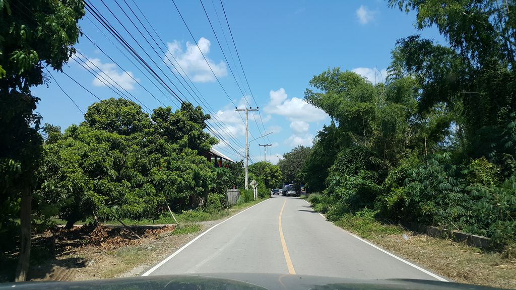 ภาพถนนตรงที่ วันฟิช ปลาจุ่ม ตั้งอยู่ ถ่ายโดย jrcarlsen พ.ศ. 2559 (2016) · A street-level view of where วันฟิช ปลาจุ่ม · Wanfit Plachum stands, by jrcarlsen in 2559 (2016)
