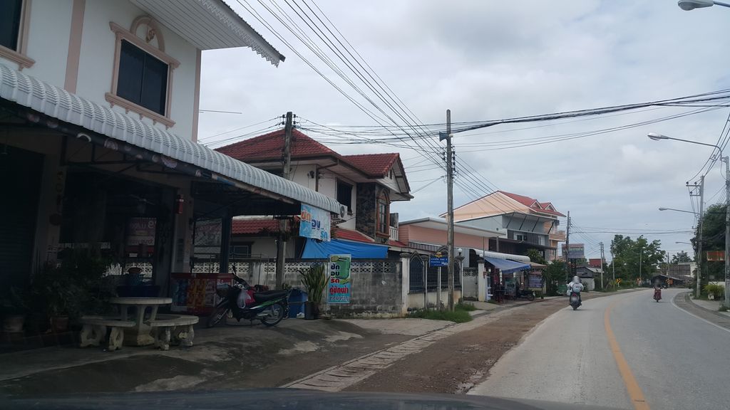 ภาพถนนตรงที่ แป้งพัฟออร่าริช หวิน บิวตี้ ชาลอน ตั้งอยู่ ถ่ายโดย jrcarlsen พ.ศ. 2560 (2017) · A street-level view of where แป้งพัฟออร่าริช หวิน บิวตี้ ชาลอน · Paeng Phap Ora Rit Win Beauty Chanon stands, by jrcarlsen in 2560 (2017)