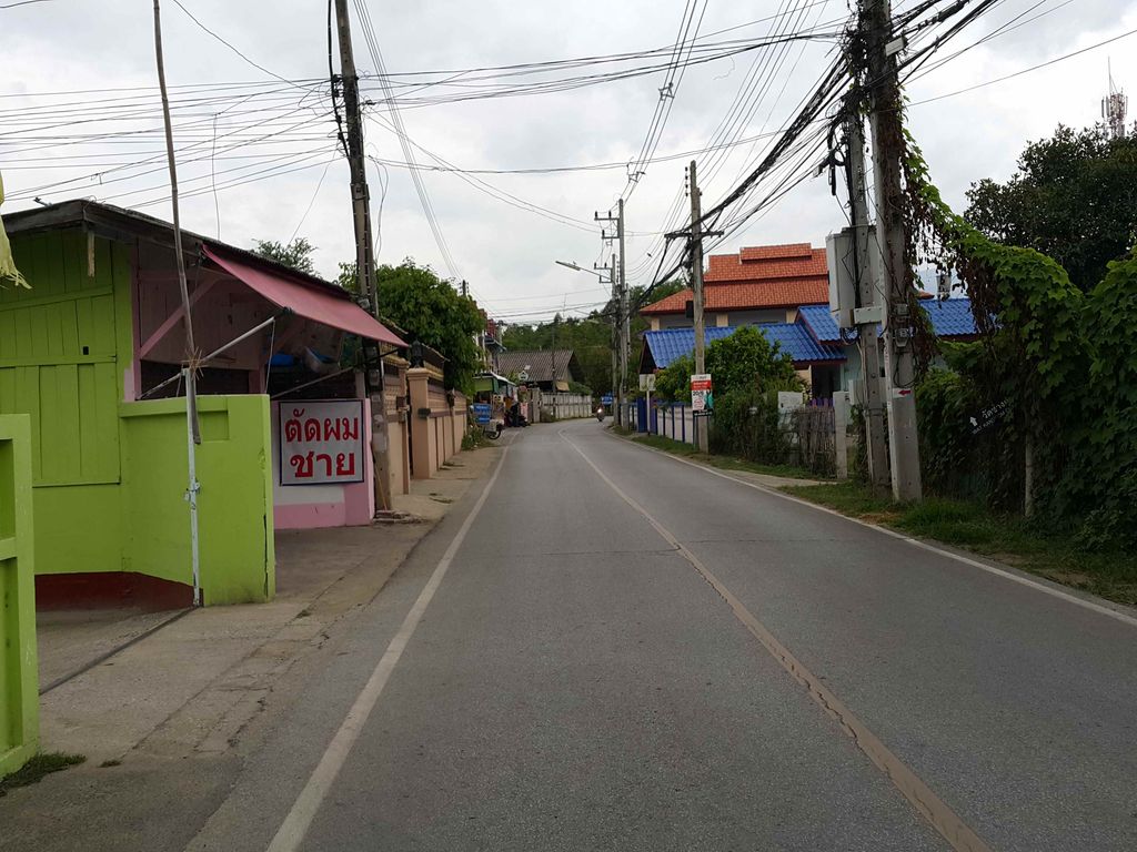 ภาพถนนตรงที่ บ่อตกปลาข้ามขอ ตั้งอยู่ ถ่ายโดย jrcarlsen พ.ศ. 2558 (2015) · A street-level view of where บ่อตกปลาข้ามขอ · Bo Tokpla Kham Kho stands, by jrcarlsen in 2558 (2015)