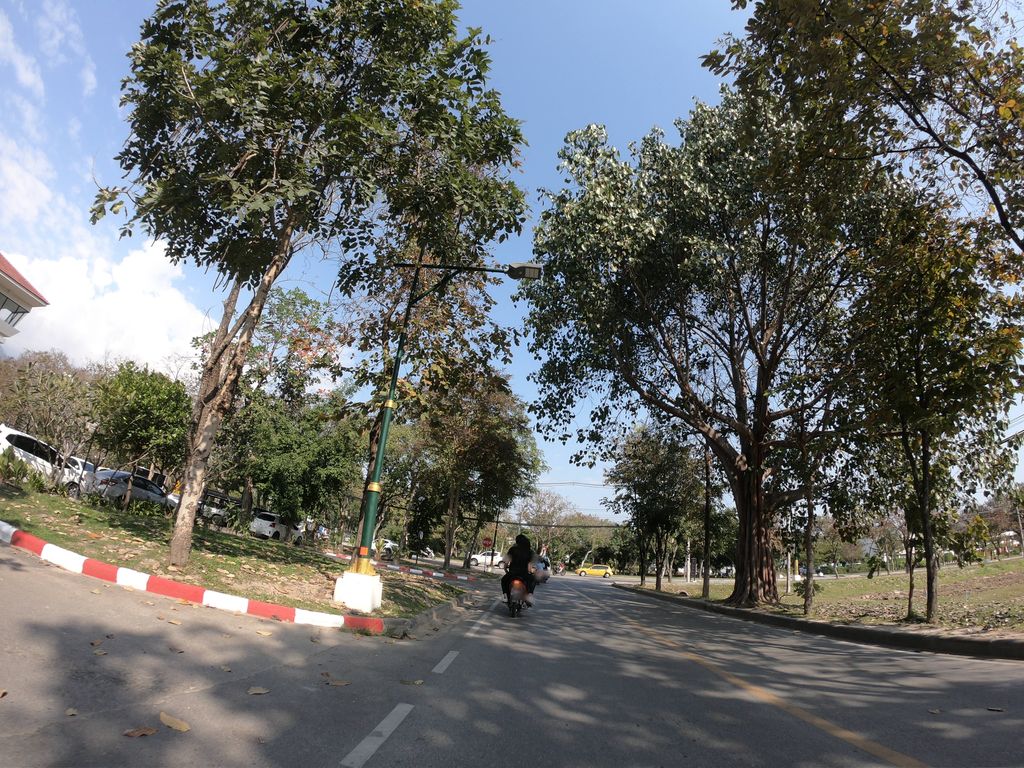 ภาพถนนตรงที่ Language Institute Chiang Mai University ตั้งอยู่ ถ่ายโดย chanuwath_grab พ.ศ. 2562 (2019) · A street-level view of where Language Institute Chiang Mai University stands, by chanuwath_grab in 2562 (2019)