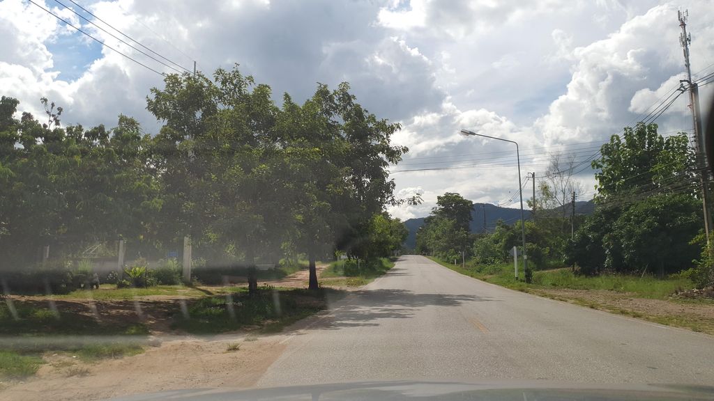 ภาพถนนตรงที่ แม่วางกาแฟ ตั้งอยู่ ถ่ายโดย jrcarlsen พ.ศ. 2564 (2021) · A street-level view of where แม่วางกาแฟ · Mae Wang Kafae stands, by jrcarlsen in 2564 (2021)