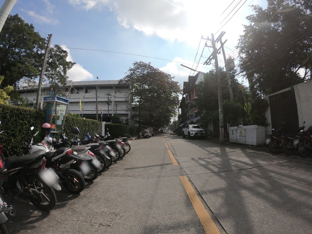 ภาพถนนตรงที่ Zeya Bubble tea เซญ่าชานมไข่มุก ตั้งอยู่ ถ่ายโดย chanuwath_grab พ.ศ. 2562 (2019) · A street-level view of where Zeya Bubble tea เซญ่าชานมไข่มุก stands, by chanuwath_grab in 2562 (2019)