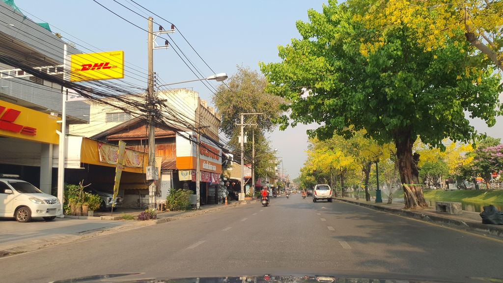 ภาพถนนตรงที่ Infinity drive thru ตั้งอยู่ ถ่ายโดย jrcarlsen พ.ศ. 2565 (2022) · A street-level view of where Infinity drive thru stands, by jrcarlsen in 2565 (2022)