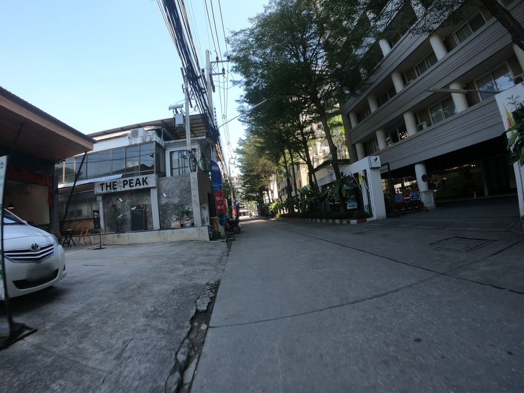 ภาพถนนตรงที่ Aiyaret Massage ตั้งอยู่ ถ่ายโดย chanuwath_grab พ.ศ. 2562 (2019) · A street-level view of where Aiyaret Massage stands, by chanuwath_grab in 2562 (2019)