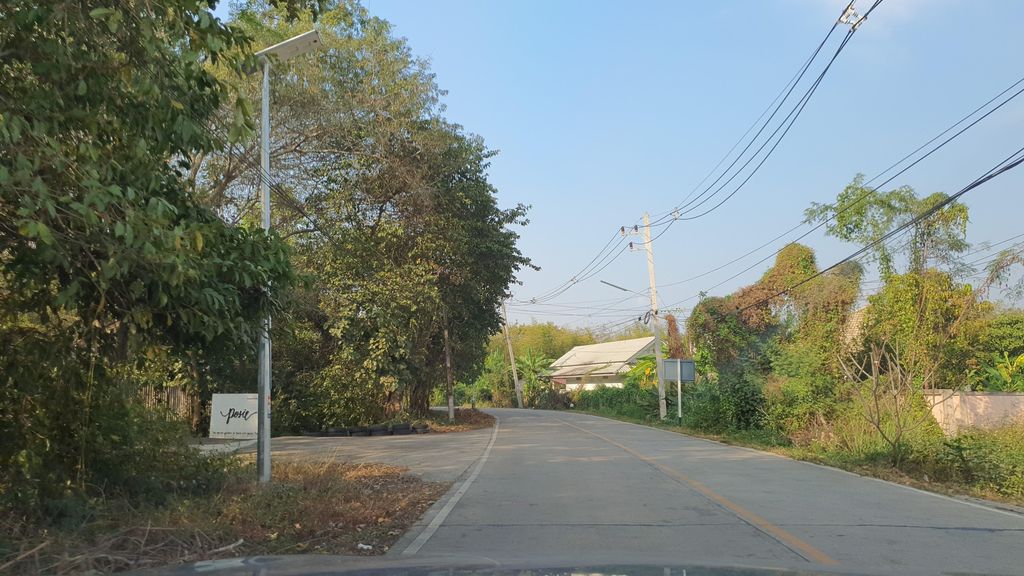 ภาพถนนตรงที่ ศูนย์การศึกษามหาวิทยาลัยเชียงใหม่ หริภุญไชย จังหวัดลำพูน ตั้งอยู่ ถ่ายโดย jrcarlsen พ.ศ. 2565 (2022) · A street-level view of where ศูนย์การศึกษามหาวิทยาลัยเชียงใหม่ หริภุญไชย จังหวัดลำพูน · Kansueksa Mahawitthayalai Chiang Mai Riphunchai Changwat Lamphun Centre stands, by jrcarlsen in 2565 (2022)