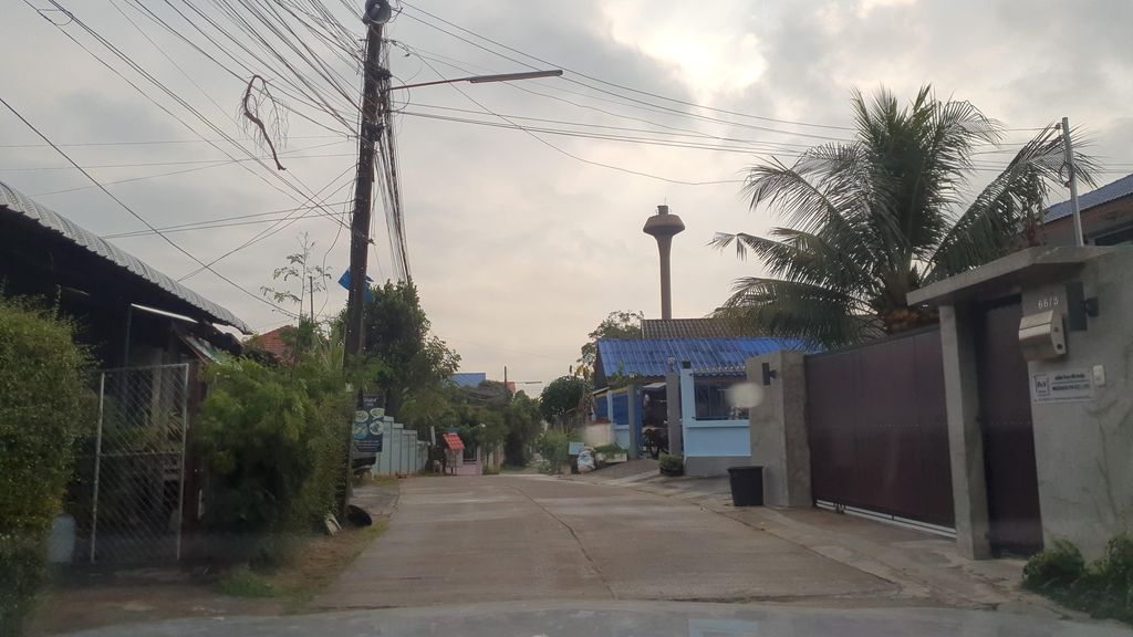 ภาพถนนตรงที่ บ้านก๋วยเตี๋ยว ป้าดี ตั้งอยู่ ถ่ายโดย jrcarlsen พ.ศ. 2565 (2022) · A street-level view of where บ้านก๋วยเตี๋ยว ป้าดี · Ban Kuaitiao Padi stands, by jrcarlsen in 2565 (2022)